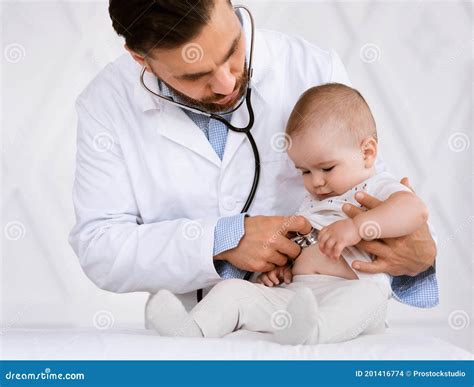 baby luistert aandachtig naar een verhaaltje