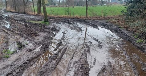 Een sandbuggy rijdt door een modderig terrein.