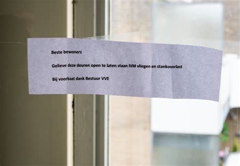 illustratie van een persoon die een briefje in de brievenbus van een buur doet