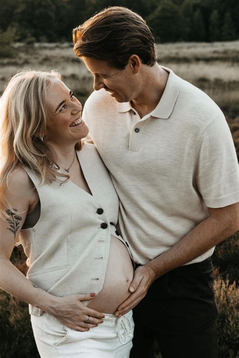 Foto van een professionele zwangerschapsfotoshoot, met de nadruk op de emotie tussen de aanstaande ouders.