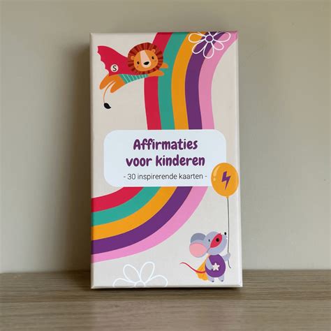 Illustratie van affirmatiekaarten voor zwangerschap en een decoratieve luchtbevochtiger.