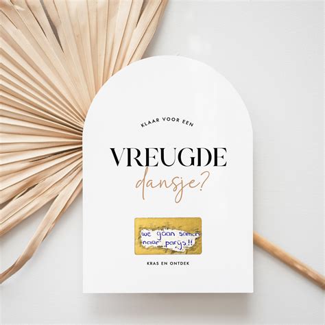 Voorbeelden van diverse zwangerschapsaankondigingen, zoals kraskaarten en onthullingskaarten.