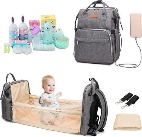 Praktische cadeaus zoals een stijlvolle luiertas, een borstvoedingskussen en een set babyverzorgingsproducten.