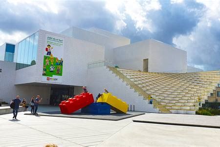 Foto van het indrukwekkende LEGO House in Billund, Denemarken