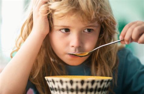 Een kind dat emotioneel eet
