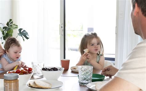 Een peuter die aan tafel eet