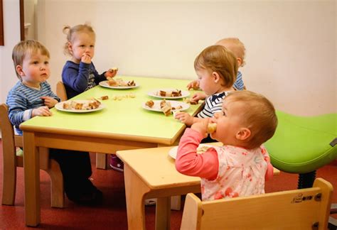 Kinderen aan tafel tijdens een maaltijd