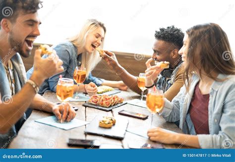 Jongeren die samen eten