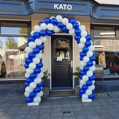 ballonnenboog in blauw-witte tinten voor een voordeur