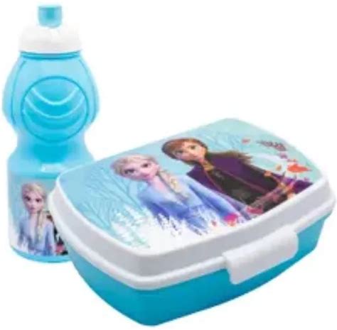 Inhoud van een kindertas: lunchbox, drinkfles, pennenzak, agenda en een paar boeken