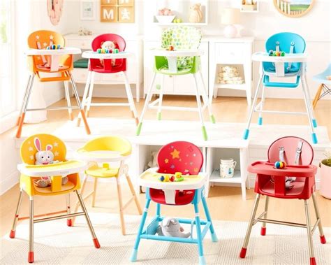 Illustratie van diverse kinderstoelen en krukken in verschillende kleuren en stijlen.