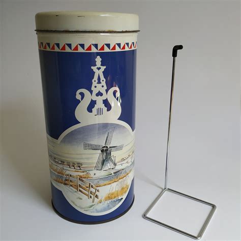 Vintage beschuitbus van Van der Meulen met thema Herfst & Winter, gedetailleerde afbeelding van molen en boot