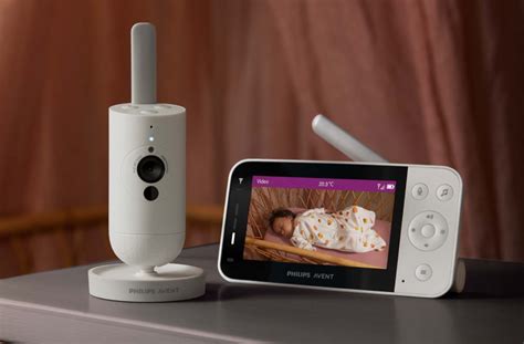 Illustratie van een babyfoon met camera die beelden van een babykamer weergeeft