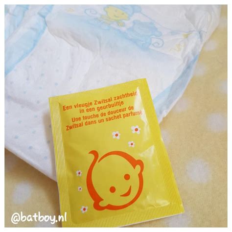 Illustratie van een pak Zwitsal luiers met een geurbuiltje ernaast