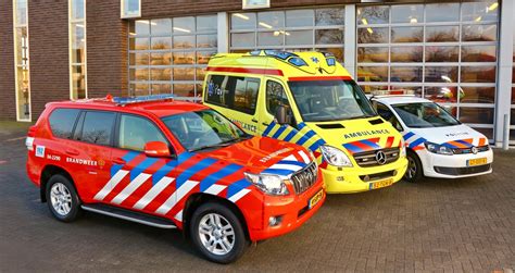 afbeelding van hulpdiensten (ambulance, politieauto) bij een waterrijk gebied