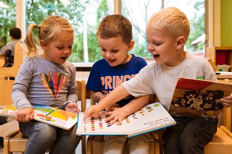Kinderen kijken gefascineerd naar grote vrachtwagens.