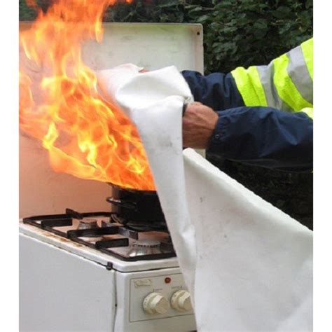 Afbeelding van een blusdeken die wordt gebruikt om een kleine brand in een pan te doven