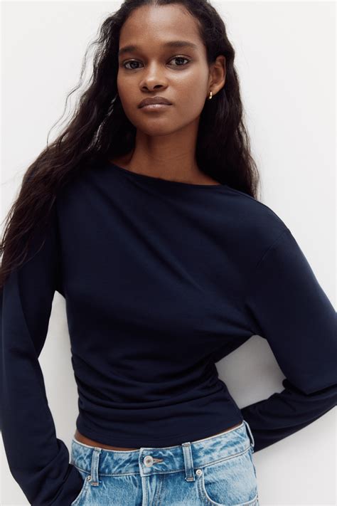 Model dat een zachte bamboe top draagt