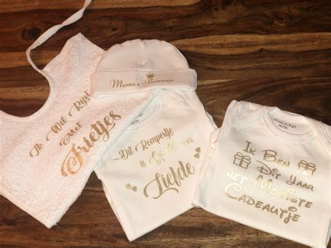 Collage van gepersonaliseerde babyaccessoires: mutsje, speen en slabbetje