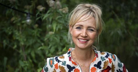 Illustratie van een vrouw die steun zoekt bij een partner of vriendin