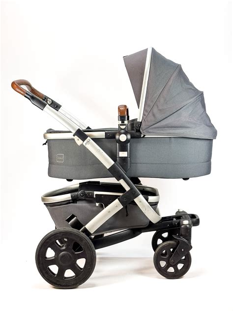 Afbeelding van de Joolz Geo2 met vergrendelde voorwielen voor off-road gebruik.