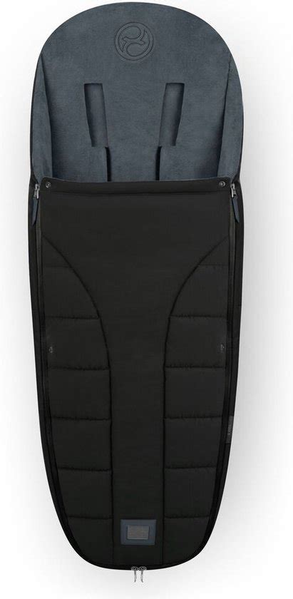 Illustratie van een baby in een kinderwagen met de Cybex Snøgga voetenzak