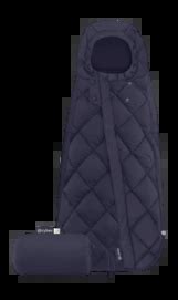 Detailfoto van de verstelbare capuchon en gordelopeningen van de Cybex Snøgga voetenzak