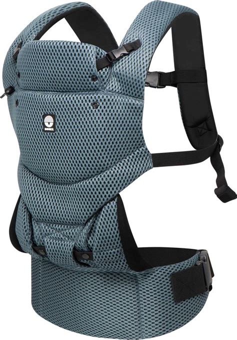 Baby met Dooky draagzak die zijn omgeving verkent