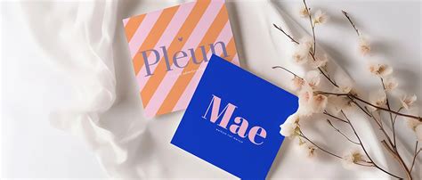 Screenshot van een online ontwerptool voor geboortekaartjes met verschillende tekstopties