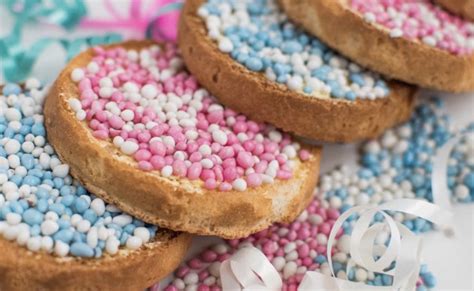 een selectie van moderne geboortetraktaties met blauwe muisjes