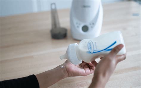 Illustratie van een schone babyfles en de bereiding van kunstvoeding