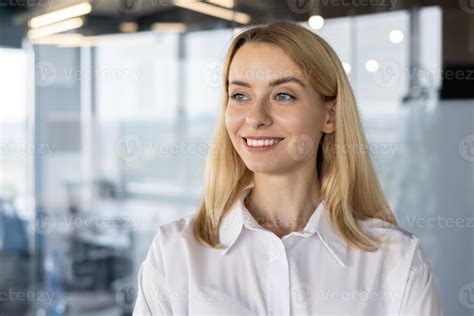 Vrouw die rustig sport met een glimlach
