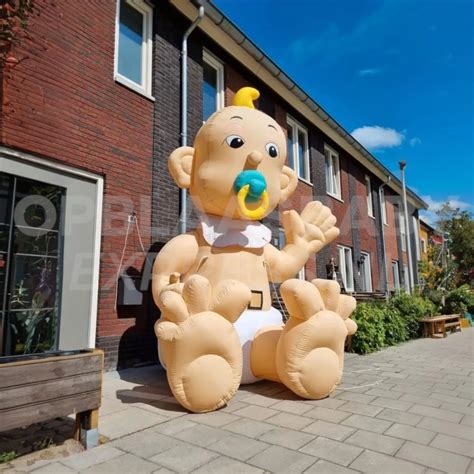 Opblaasbare baby als tuinversiering bij een geboorte