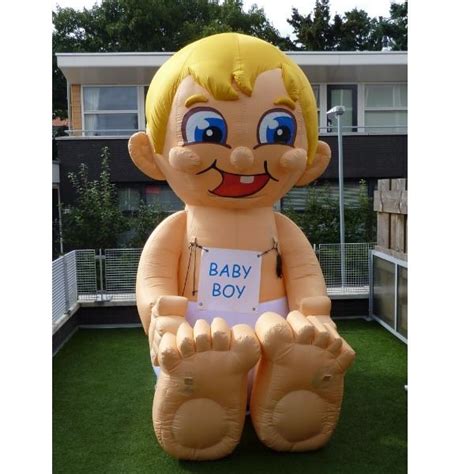 Opblaasbare baby pop in een tuin