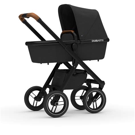 Overzicht van diverse accessoires die vaak bij tweedehands Dubatti kinderwagens worden geleverd