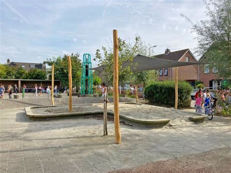 verschillende zandbakactiviteiten voor kinderen, zoals bouwen, graven en schatten zoeken