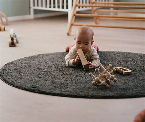 Baby op een kleed naast de auto tijdens een pauze