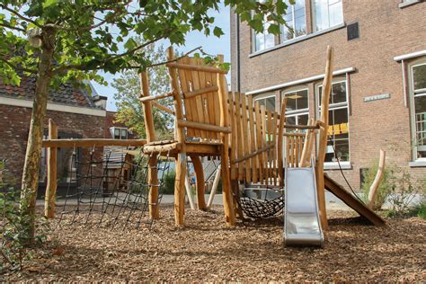 Illustratie van een kinderdagverblijf met veel groen en speeltoestellen