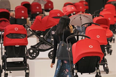 Een selectie van de beginnende collectie kinderwagens in een opslagruimte