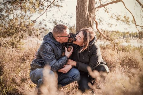 Een gezinnetje dat samen geniet tijdens een fotoshoot