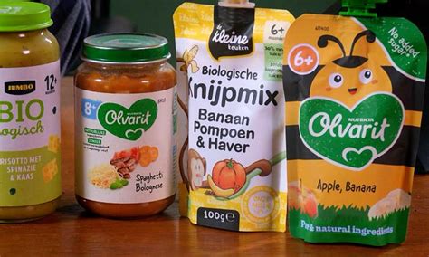 Een overzicht van verschillende soorten babyvoeding, zoals potjes, knijpzakjes en melkpoeder.