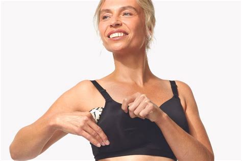 Vrouw die borst koelt met een kompres.