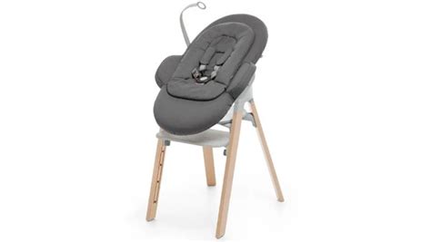 Illustratie van de Stokke Steps kinderstoel met de Newborn Set, die de verschillende onderdelen en hun plaatsing toont.