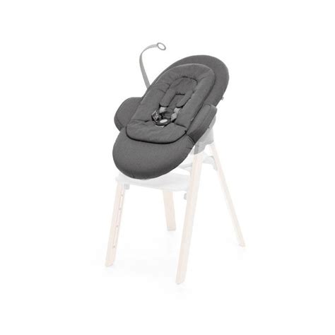 Close-up van de Stokke Steps Newborn Set, met focus op het verkleinkussen en de ergonomische vormgeving.