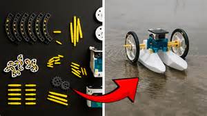 Illustratie van Boulder, de grote, stevige robot met een vriendelijke uitdrukking, die een gereedschap vasthoudt.
