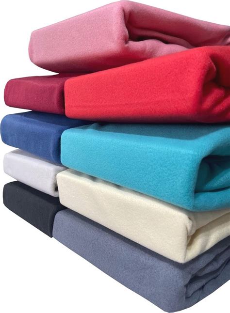 Een selectie van verschillende baby hoeslakens in diverse kleuren en materialen