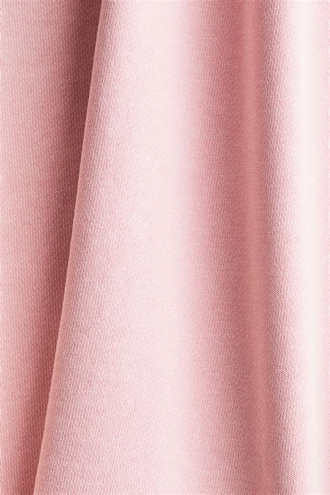 Voorbeeld van een slijmprop, met een lichtroze, draderige textuur.