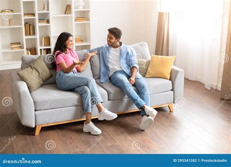 Indiase vrouw in gesprek met wensouders