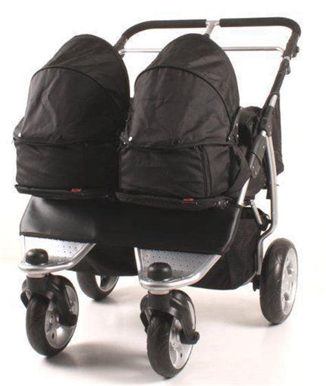 Gedetailleerde foto van de Kees K2 Plus tweelingkinderwagen, met nadruk op de zitjes en wielen.