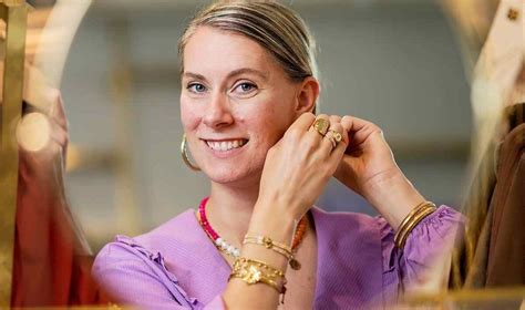 Foto van de oprichter van Imps & Elfs, mogelijk in een kantoor- of atelieromgeving.